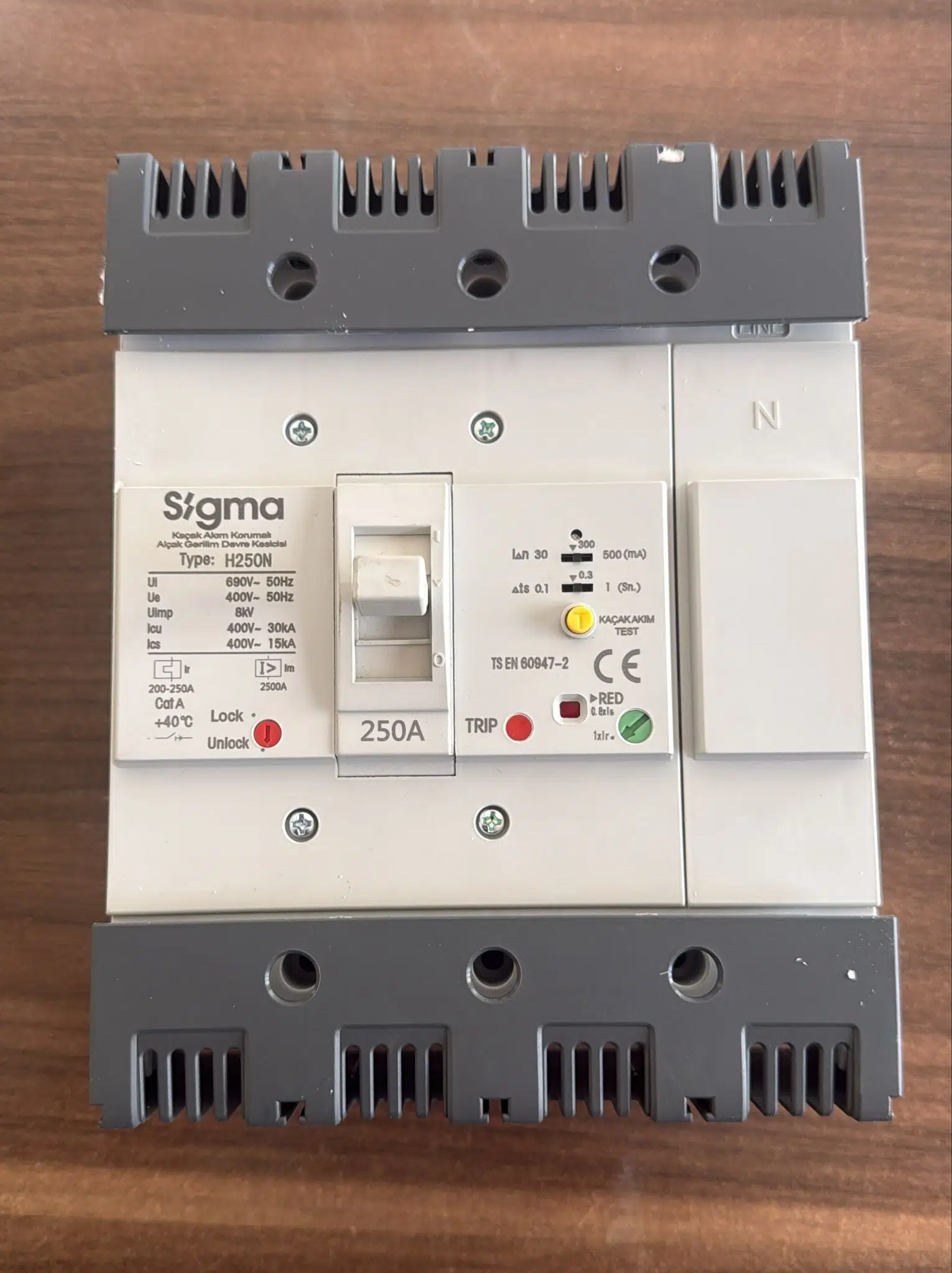 250A 4 KUTUP KAÇAK AKIM ALGILAMALI TERMİK AYARLI DEVRE KESİCİ